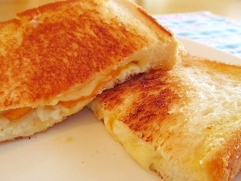 中からチーズがとろ~り♪ポケットエッグのトースト